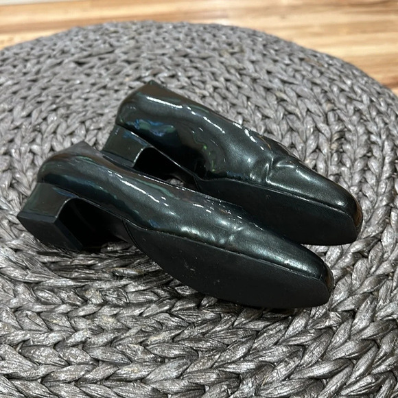 Trotters Women’s Doris,  Leather Black Pumps in box - Picture 3 of 5